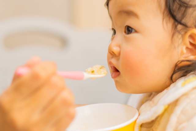 ポテトチップスは何歳から食べられる スナック菓子が食べられる年齢とは スイーツ大陸